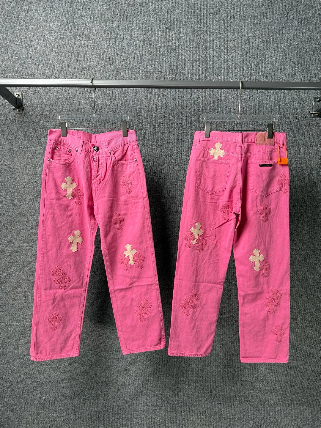P270 💰 (Top version) CHROME HEARTS 25ss dopamine light pink cross leather washed jeans - Full of exploring the ultimate in fashion, Chrome Hearts' new Chrome Hearts pants not only present a unique style, the fresh ice blue looks particularly youthful and energetic. The mid-high waist design is paired with a lazy and casual style, which not only shows long legs but also maintains a casual feel. It is a must-have fashion choice for trendy men and trendy women. Color: Dopamine powder Size: 28-30-32-34 (corresponds to S-M-L-XL)